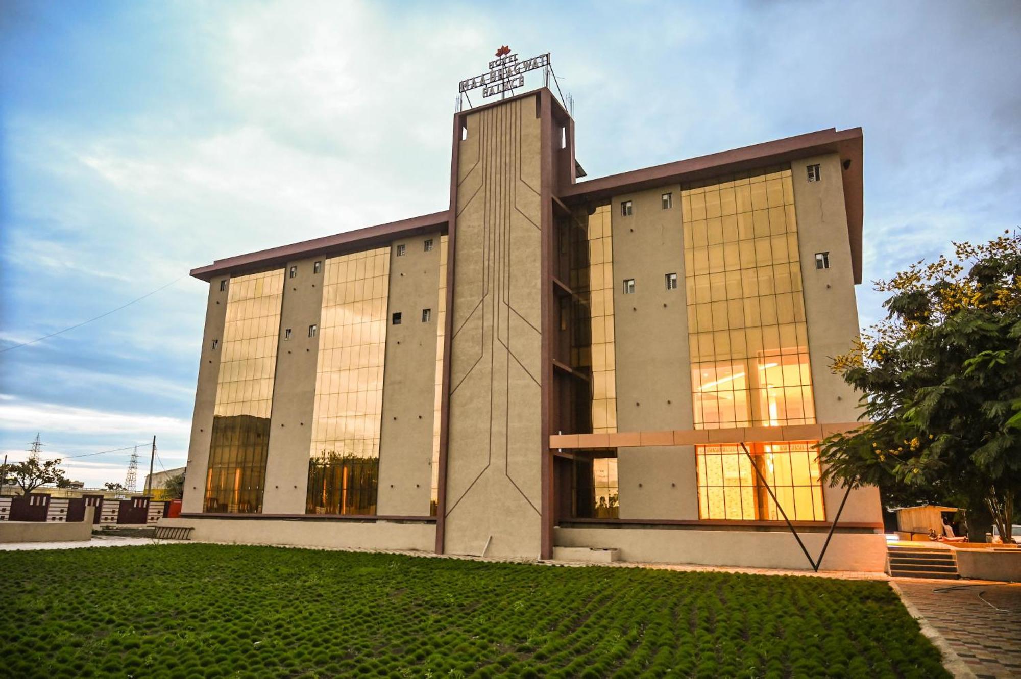 Hotel Maa Bhagwati Palace Khandwa Esterno foto