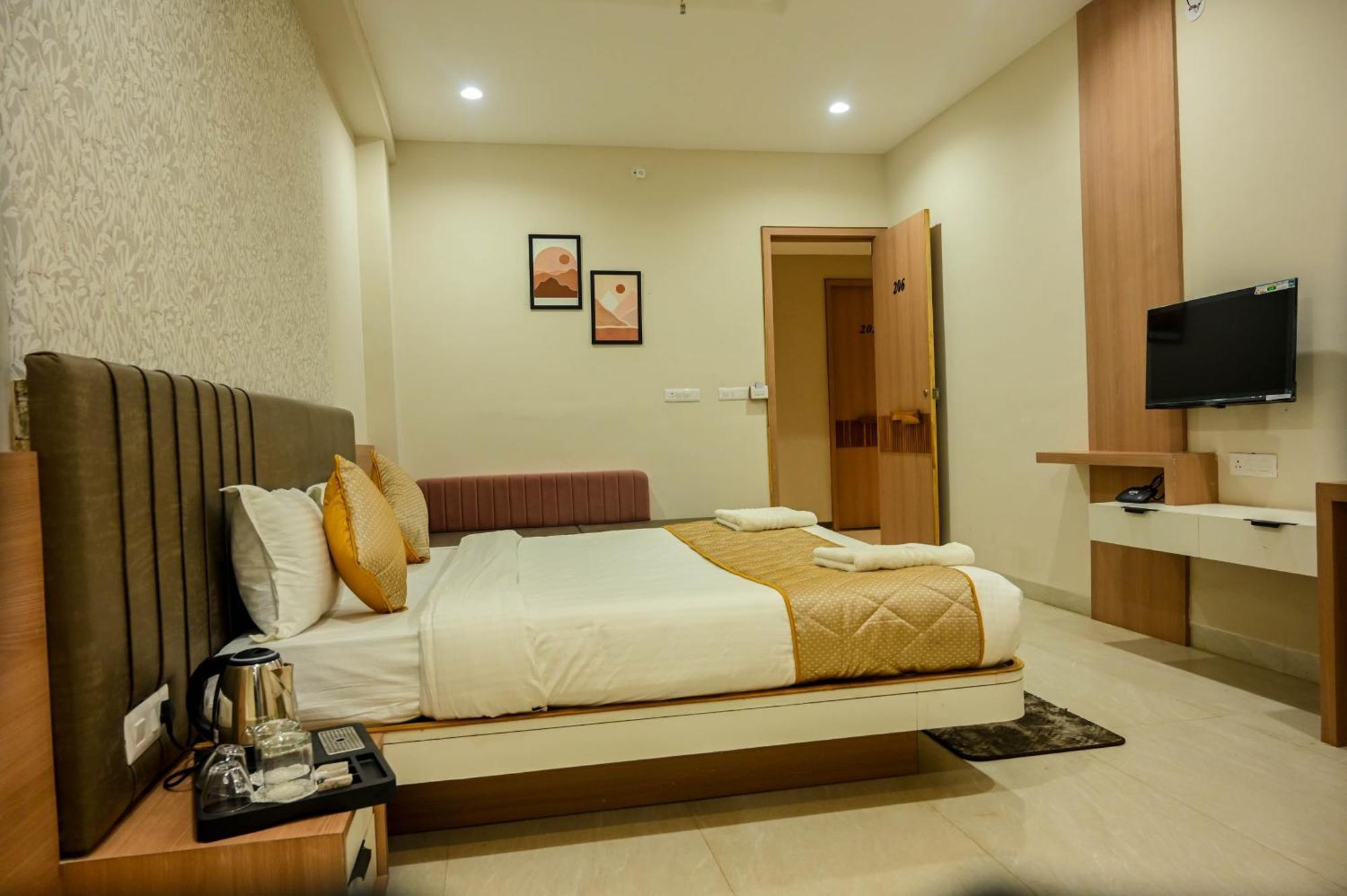 Hotel Maa Bhagwati Palace Khandwa Esterno foto