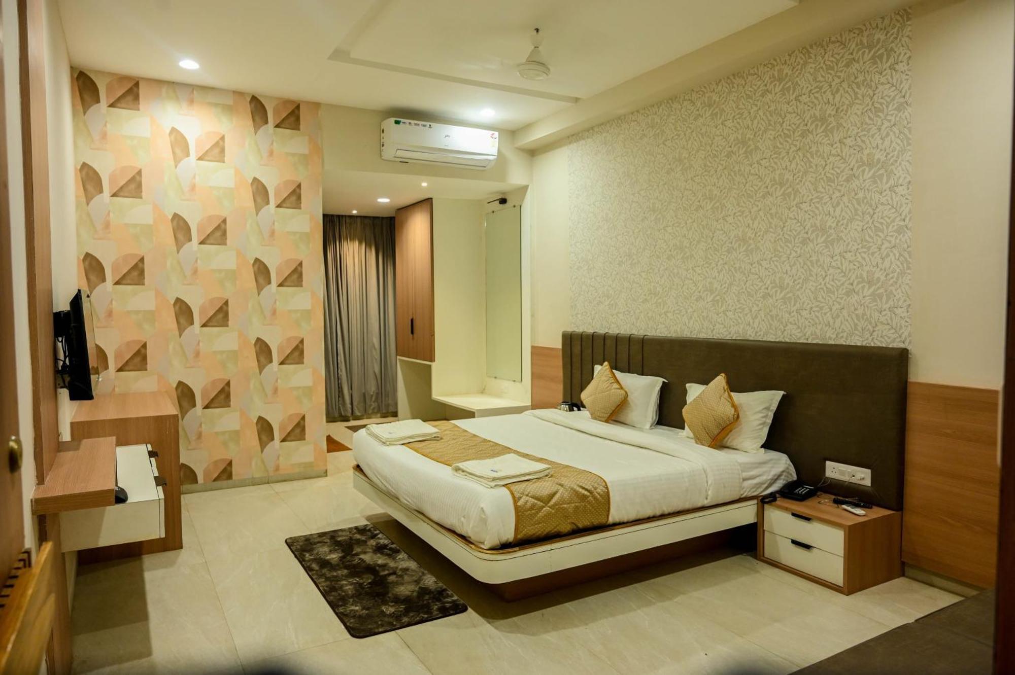 Hotel Maa Bhagwati Palace Khandwa Esterno foto
