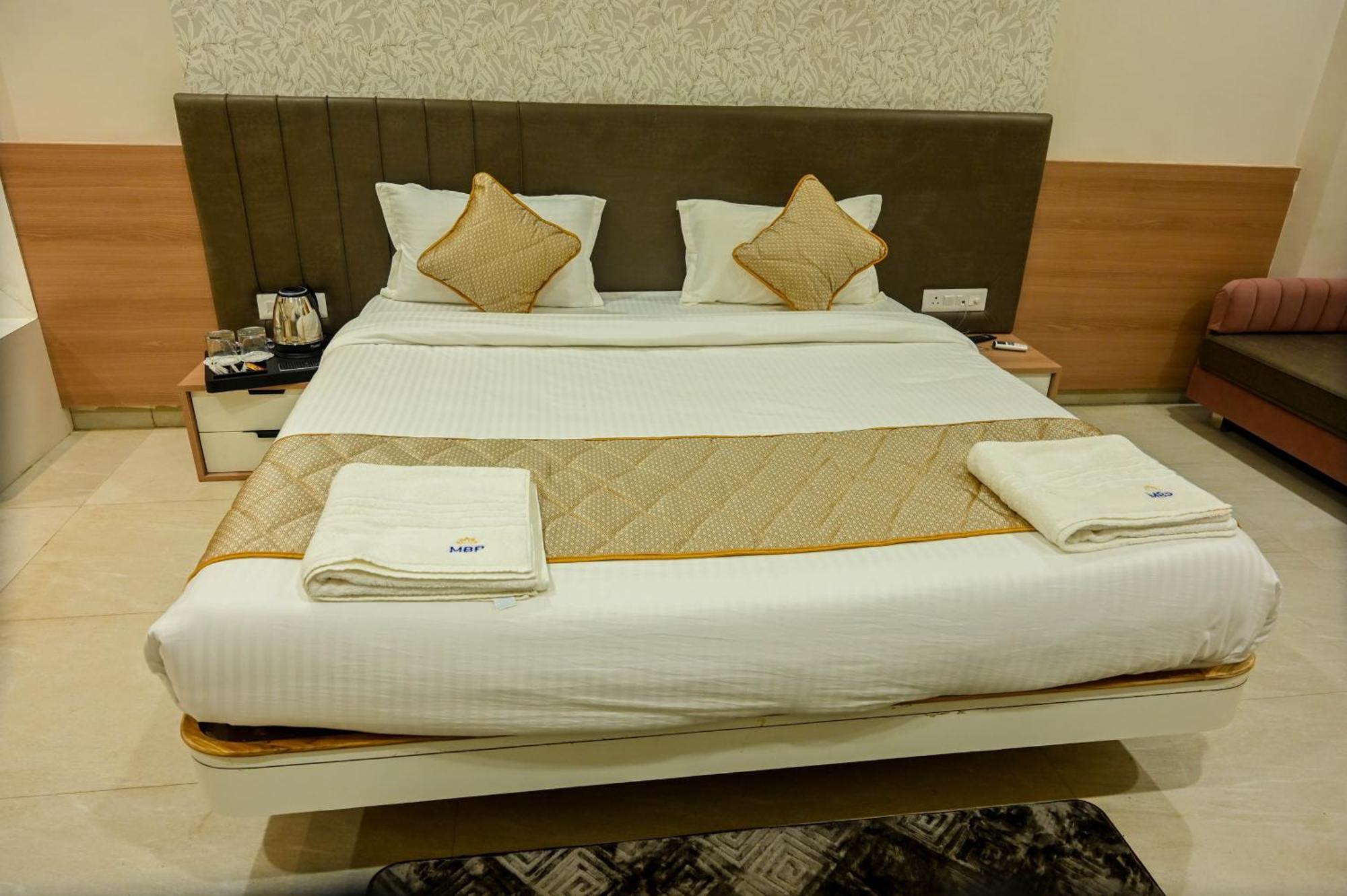 Hotel Maa Bhagwati Palace Khandwa Esterno foto