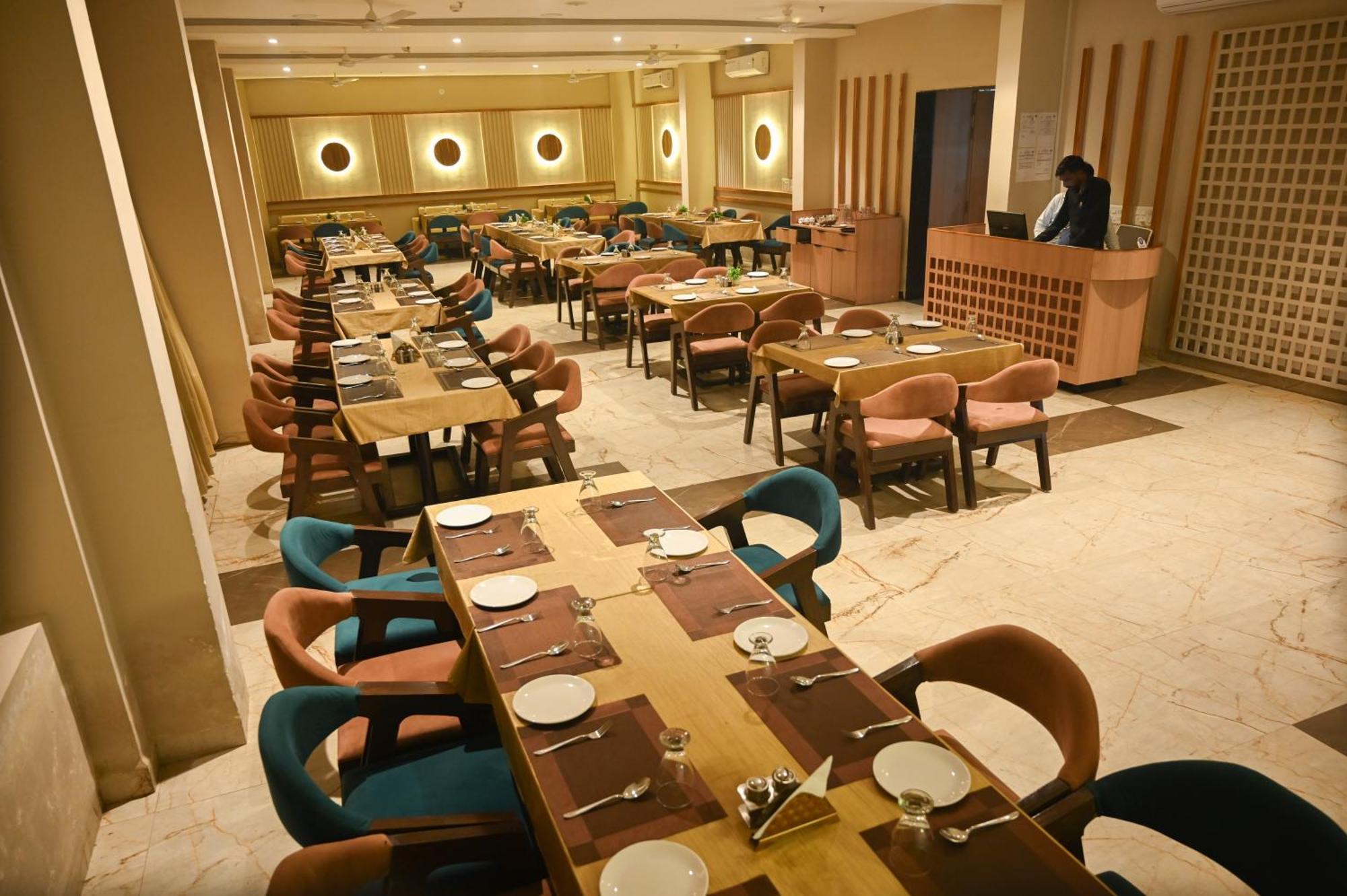 Hotel Maa Bhagwati Palace Khandwa Esterno foto